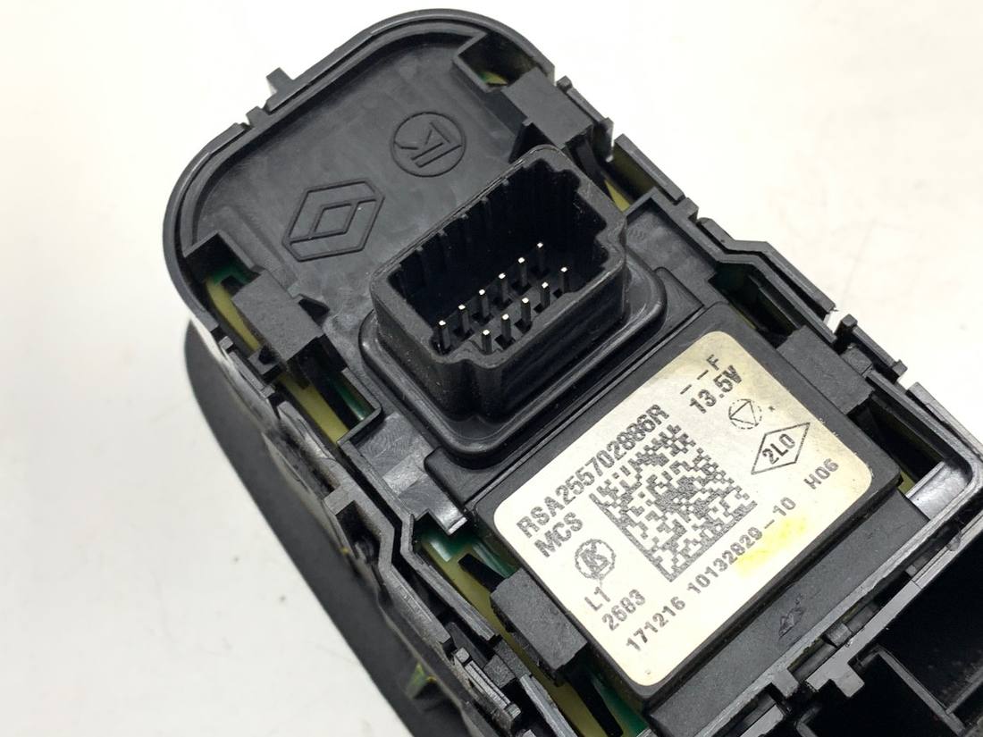 Блок кнопок стеклоподъемников Renault Clio 255702886R — фото детали 3
