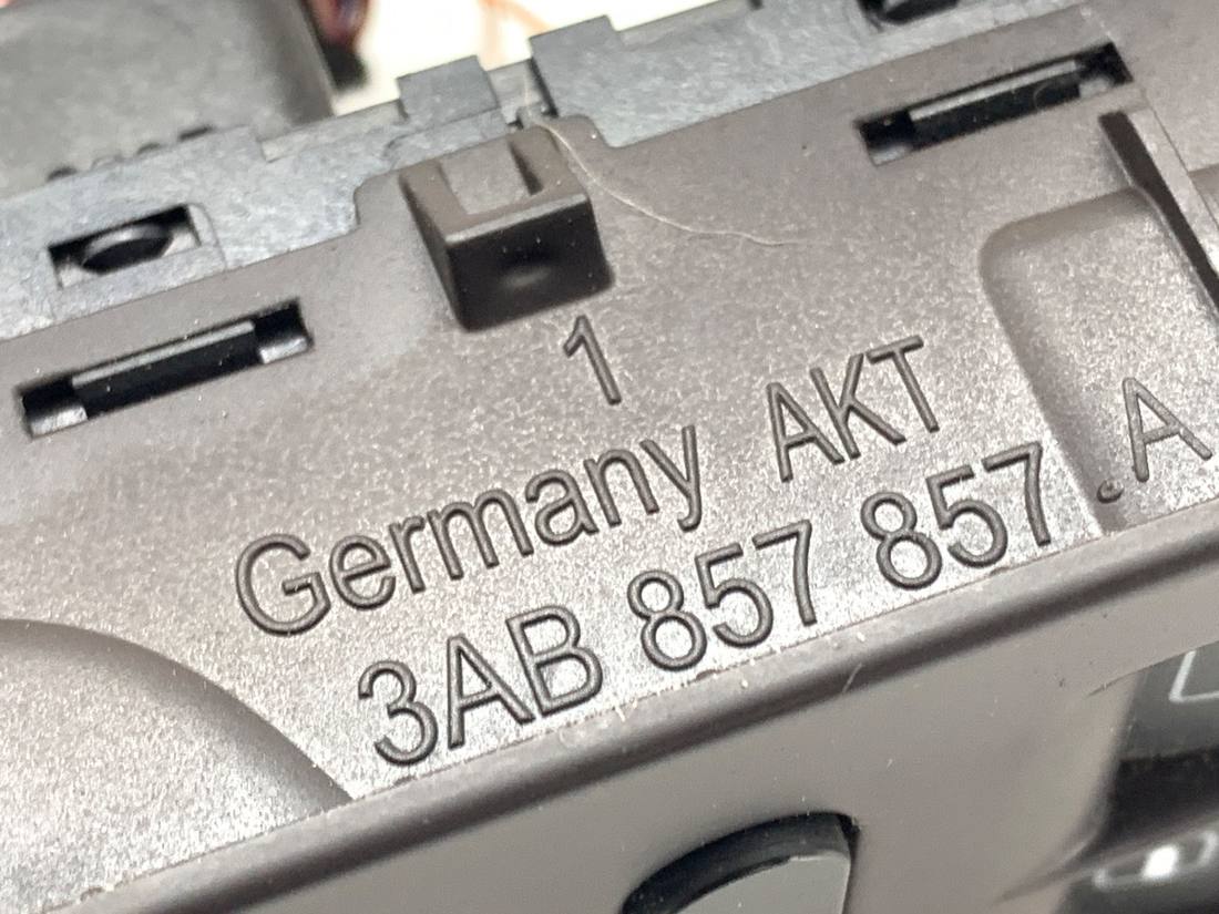 Блок кнопок склопідйомників Volkswagen Passat B7 3AB857857A 1K4959857B — фото деталі 5