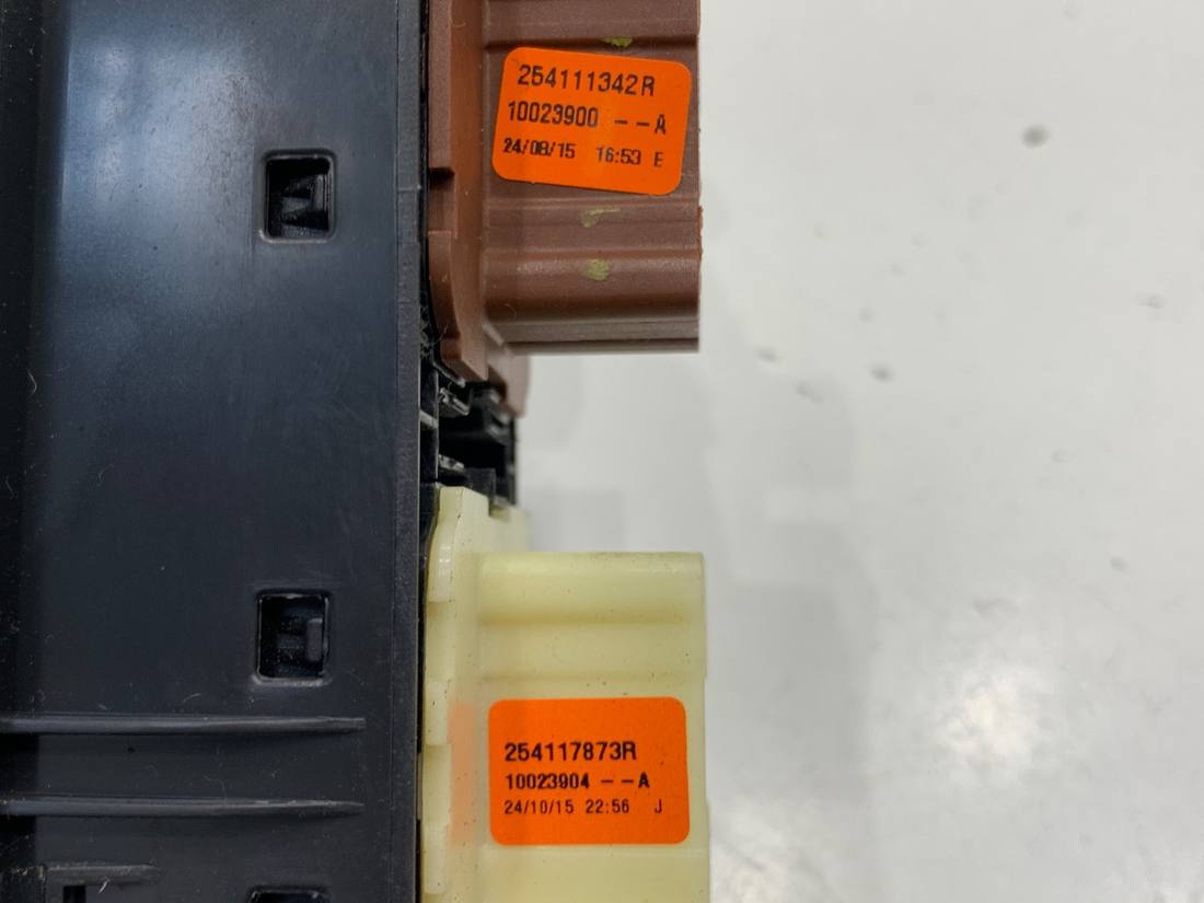 Блок кнопок стеклоподъемников Dacia Duster 254111342R 254117873R — фото детали 5