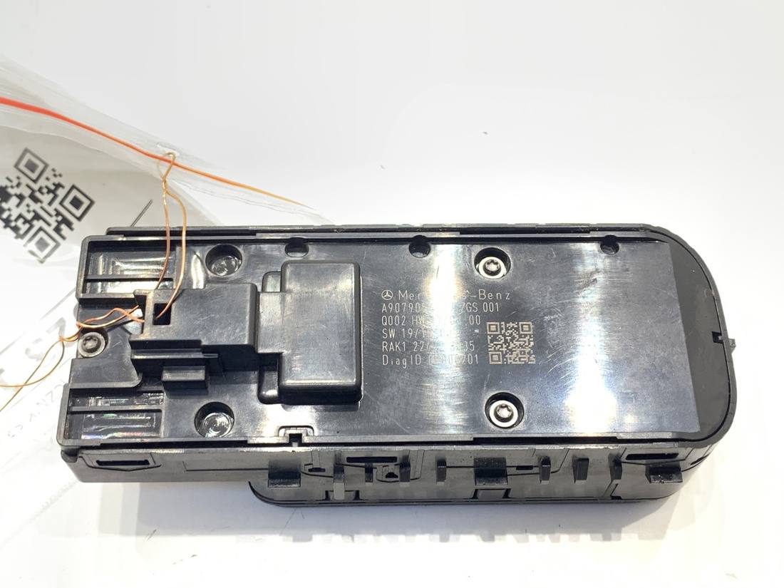 Блок кнопок склопідйомників Mercedes Sprinter A9079054607 — фото деталі 2