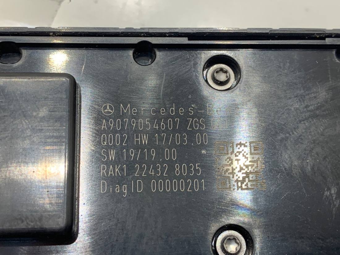 Блок кнопок склопідйомників Mercedes Sprinter A9079054607 — фото деталі 3