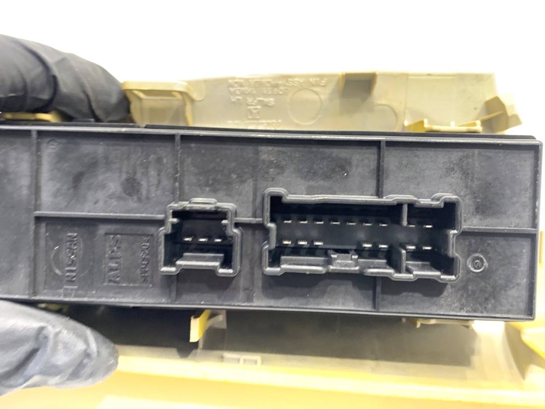 Блок кнопок склопідйомників Nissan Juke 25401-1KA5E — фото деталі 4