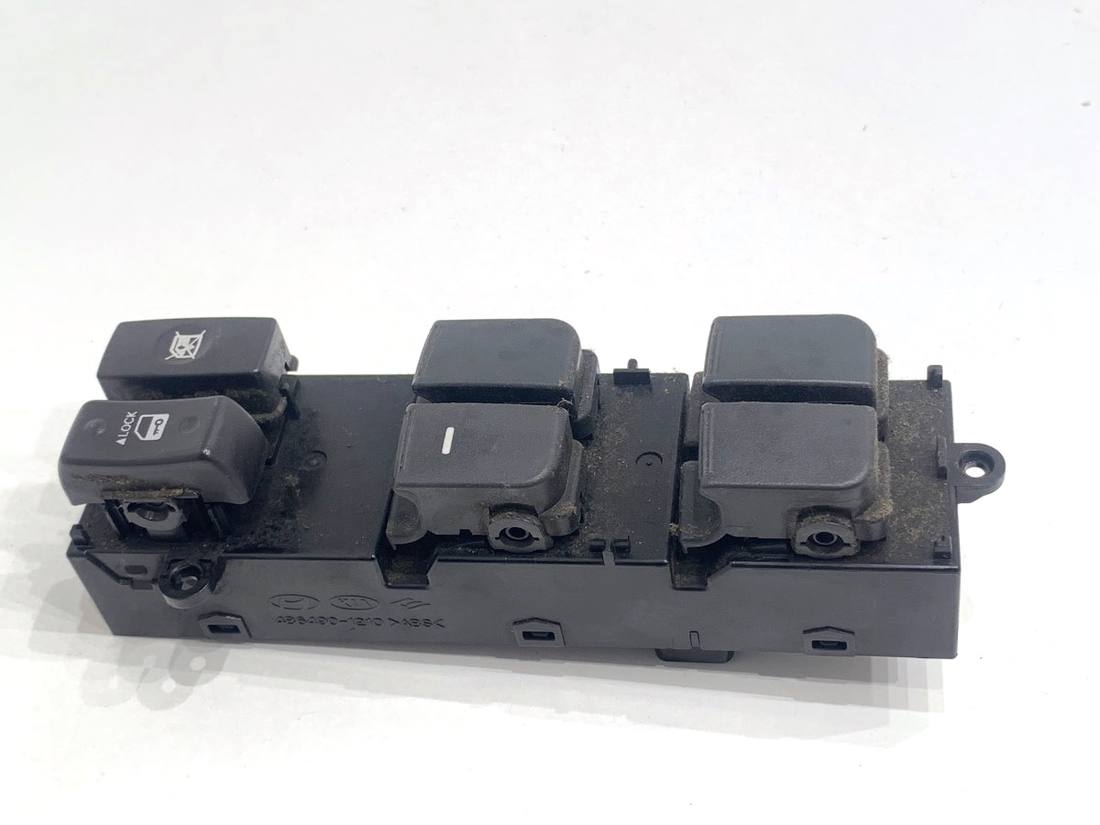 Блок кнопок склопідйомників Kia Soul 93570-2K000