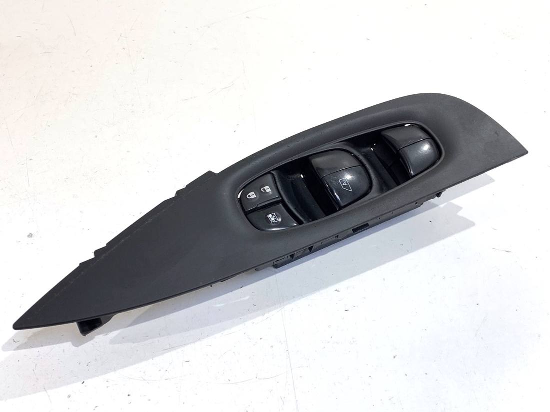 Блок кнопок стеклоподъемников Nissan Qashqai