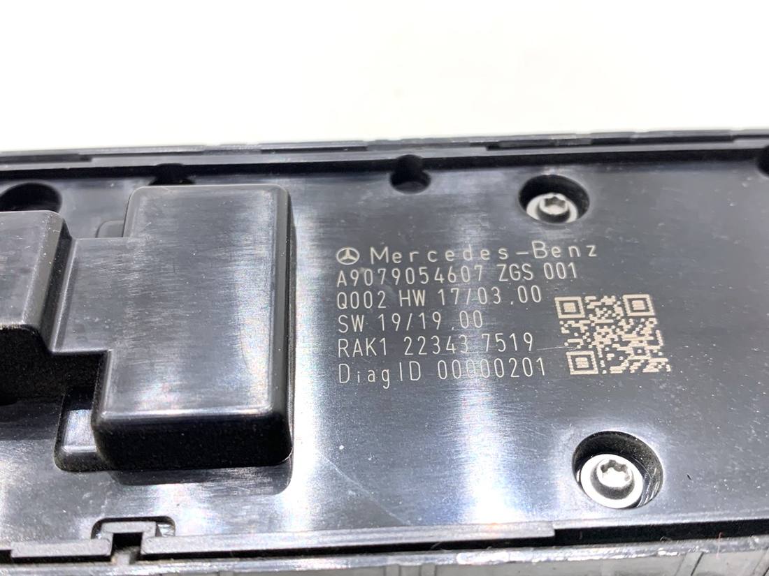Блок кнопок склопідйомників Mercedes Sprinter A9079054607 — фото деталі 5
