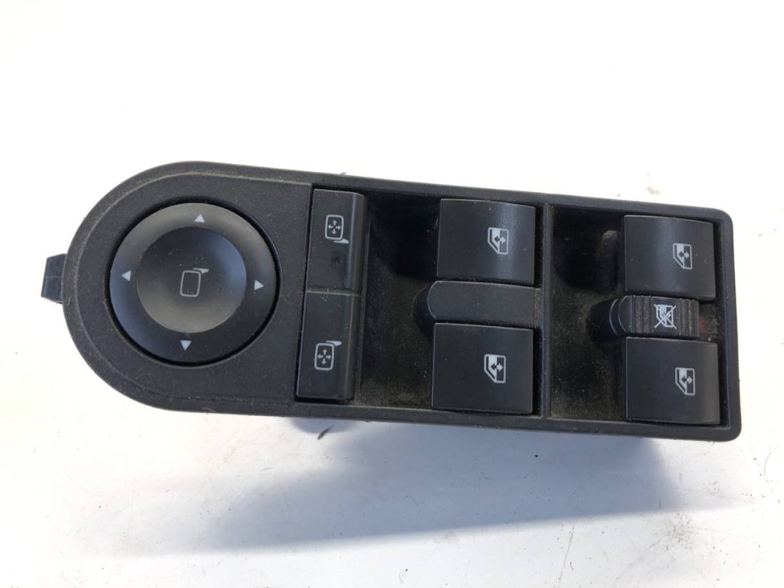 Блок кнопок склопідйомників Opel Astra H 13228699