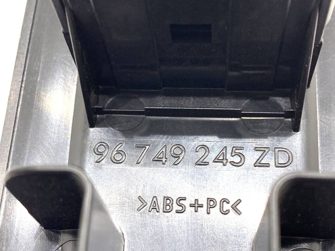Блок кнопок склопідйомників Peugeot 208 96749245ZD — фото деталі 4