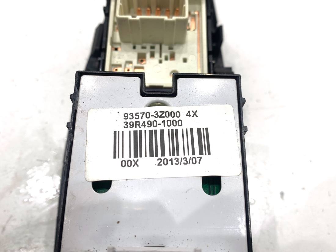 Блок кнопок склопідйомників Hyundai I40 93570-3Z000 — фото деталі 6