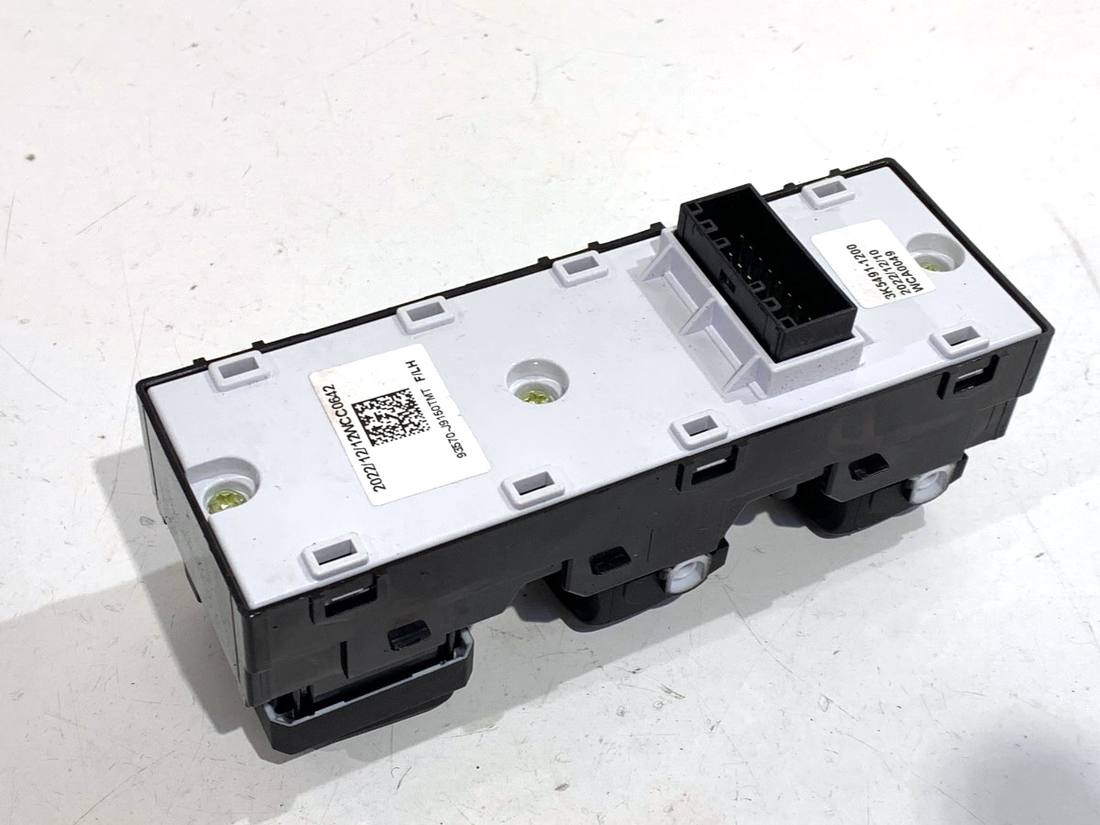Блок кнопок склопідйомників Hyundai Kona 93570-J9150 — фото деталі 2