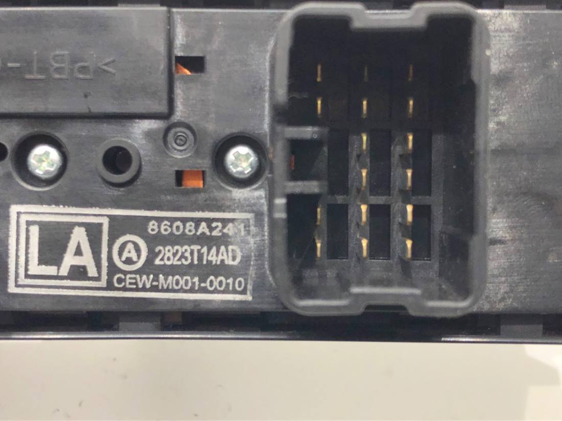 Блок кнопок склопідйомників Mitsubishi Space Star 8608A241 — фото деталі 4