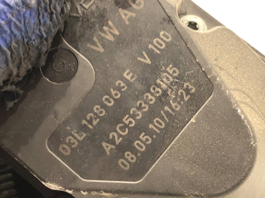 Дросельна заслінка Volkswagen Passat B6 03L128063E — фото деталі 4