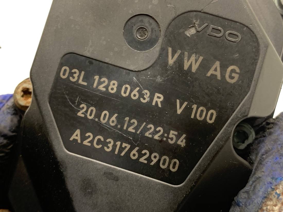 Дросельна заслінка Volkswagen Passat CC 03L128063R — фото деталі 4