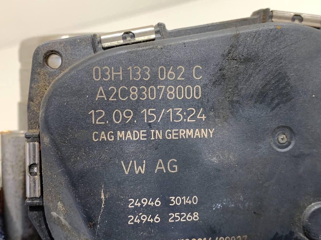 Дросельна заслінка Volkswagen Touareg 03H133062C — фото деталі 4
