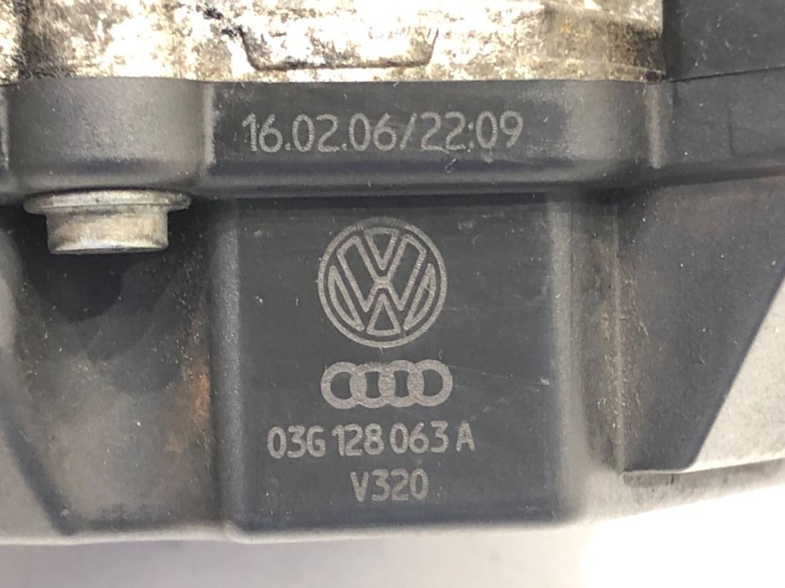 Дросельна заслінка Volkswagen Golf 5 03G128063A — фото деталі 4