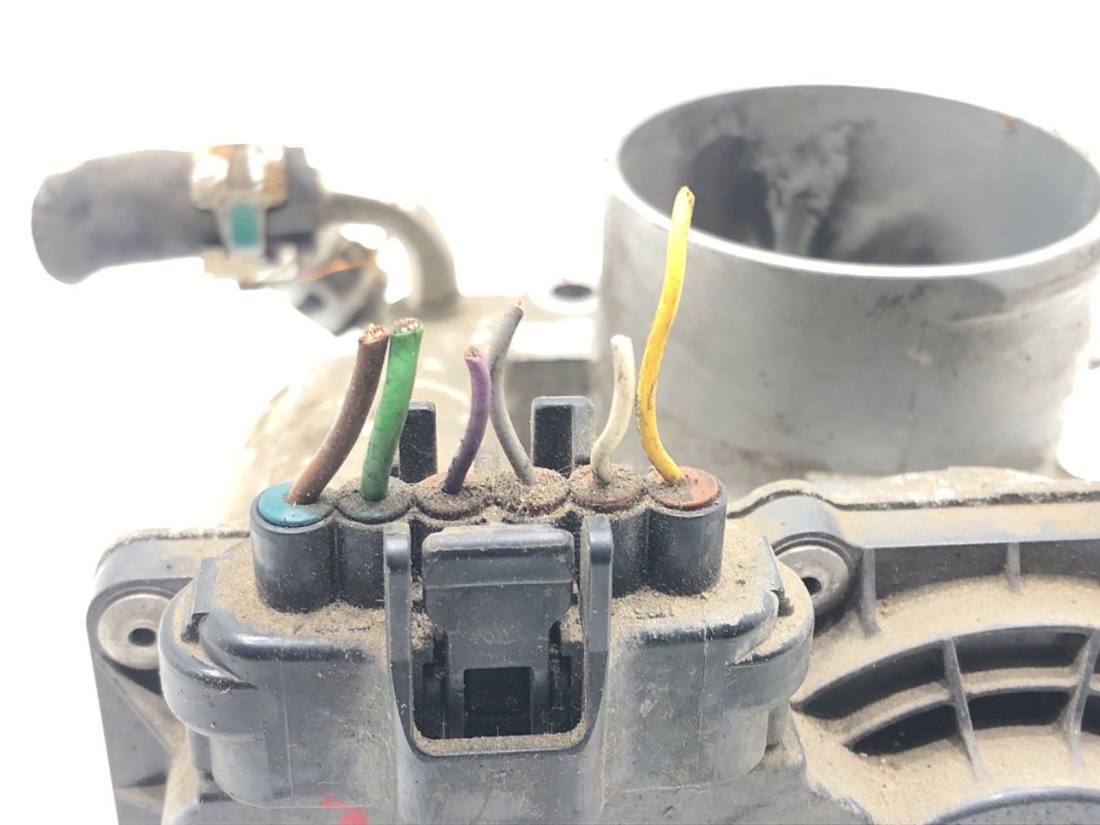 Дросельна заслінка Toyota Yaris 4 22030-47010 — фото деталі 3