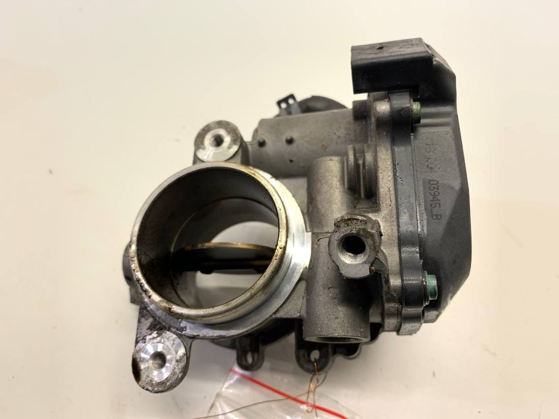 Дросельна заслінка Volkswagen Golf 7 04L128063T