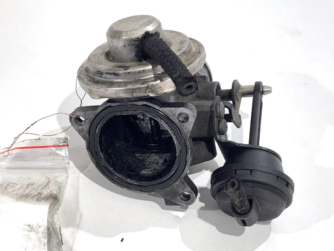 Дросельна заслінка Volkswagen Golf 4 038129637