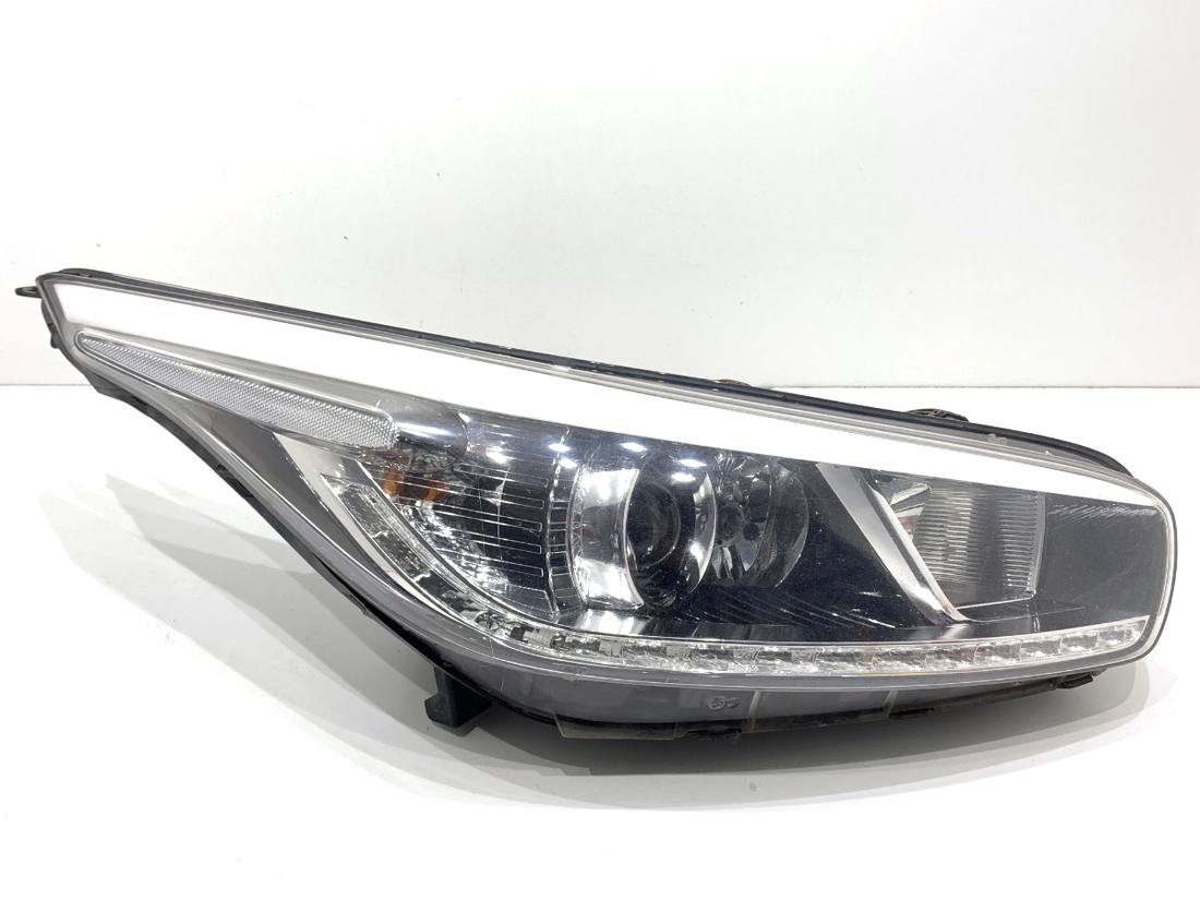 Фара передняя правая Kia Ceed 92102-A2220