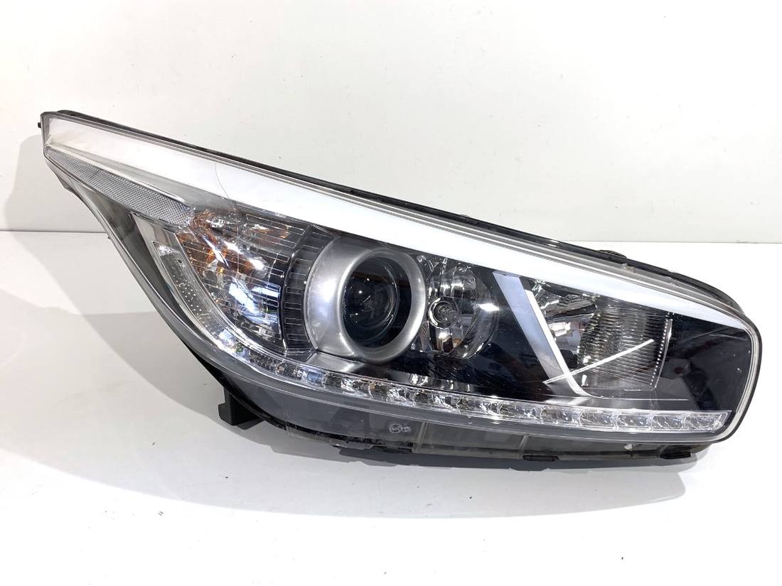 Фара передняя правая Kia Ceed 92102-A2350