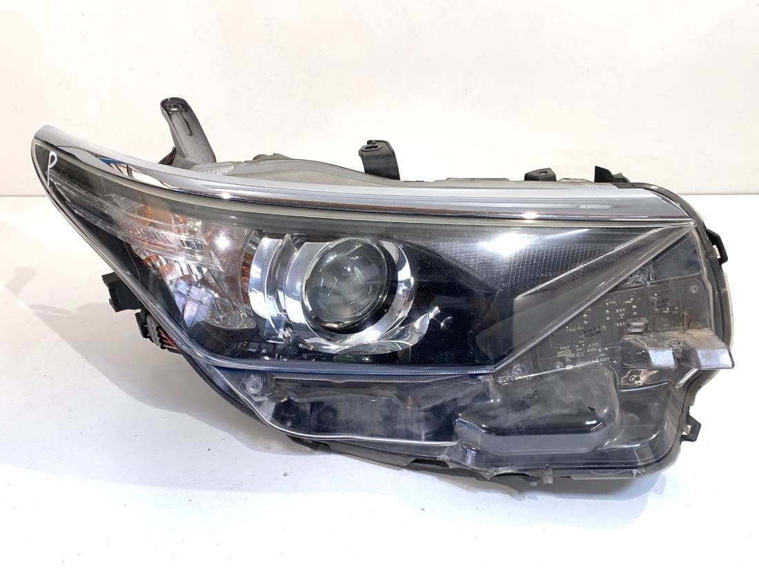 Фара передня права Toyota Auris 81110-02K30