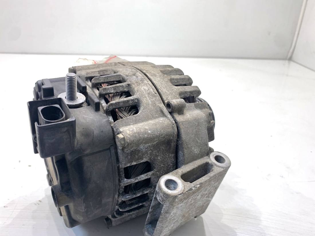 Генератор Mercedes C W205 A0009068706 — фото детали 3