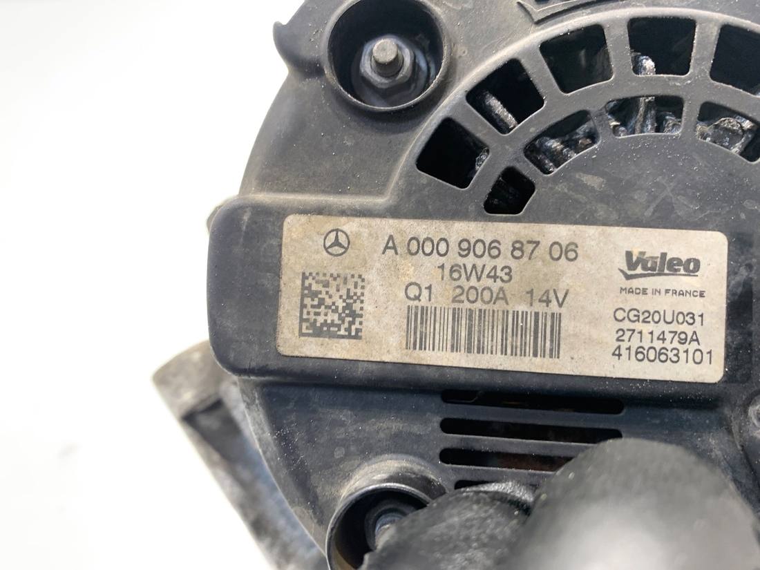 Генератор Mercedes C W205 A0009068706 — фото детали 5