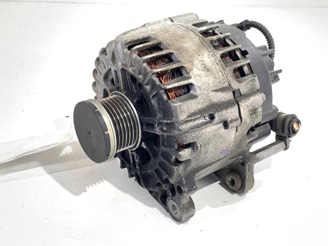 Генератор Volkswagen Golf 5 03C903025D