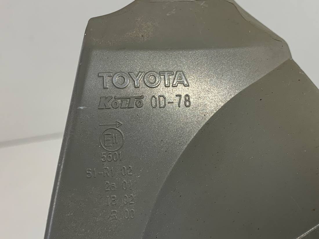 Ліхтар задній правий Toyota Yaris 4 — фото деталі 4