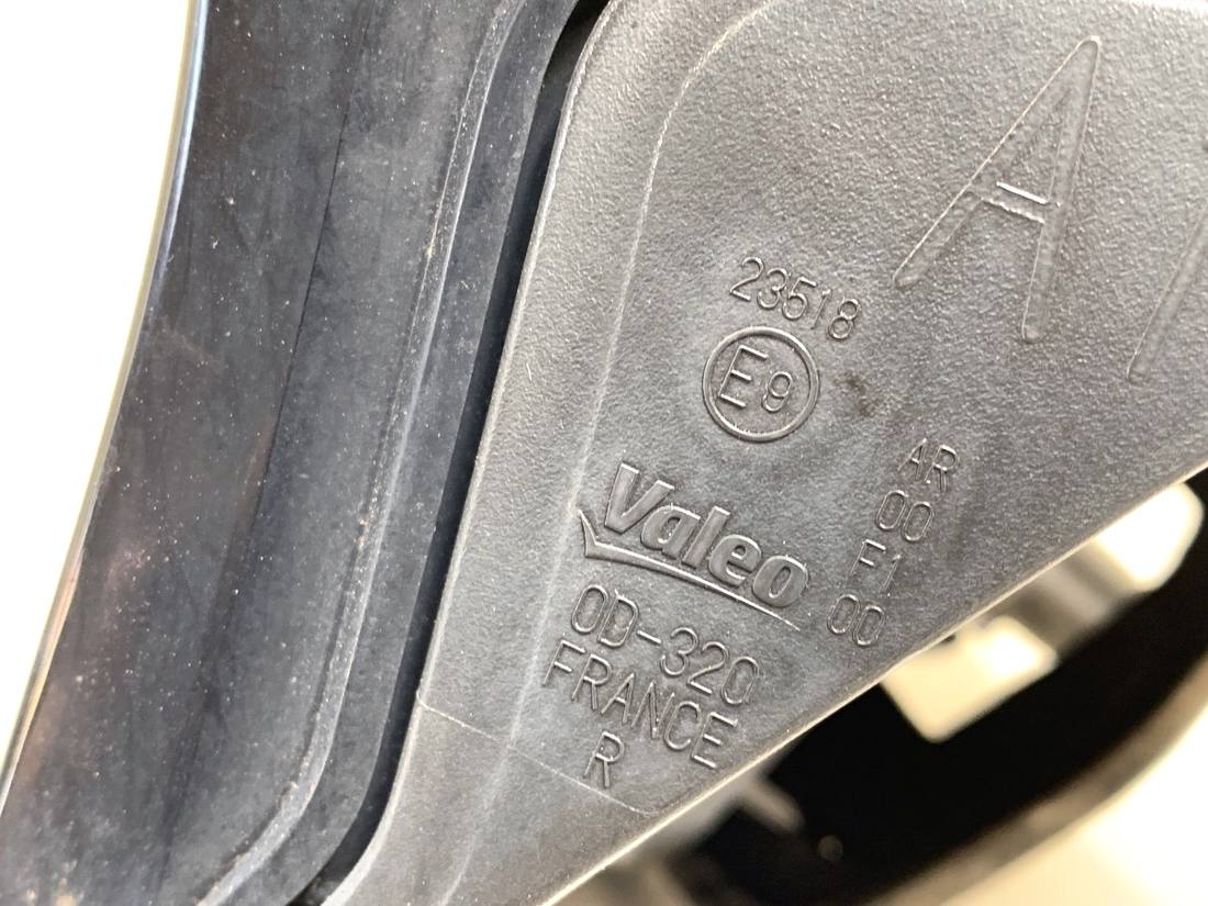 Ліхтар задній правий Toyota Yaris 3 — фото деталі 4