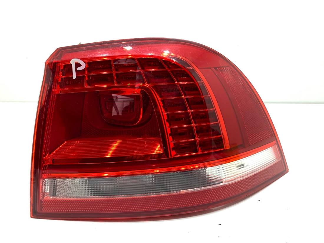 Ліхтар задній правий Volkswagen Touareg 7P6945208A