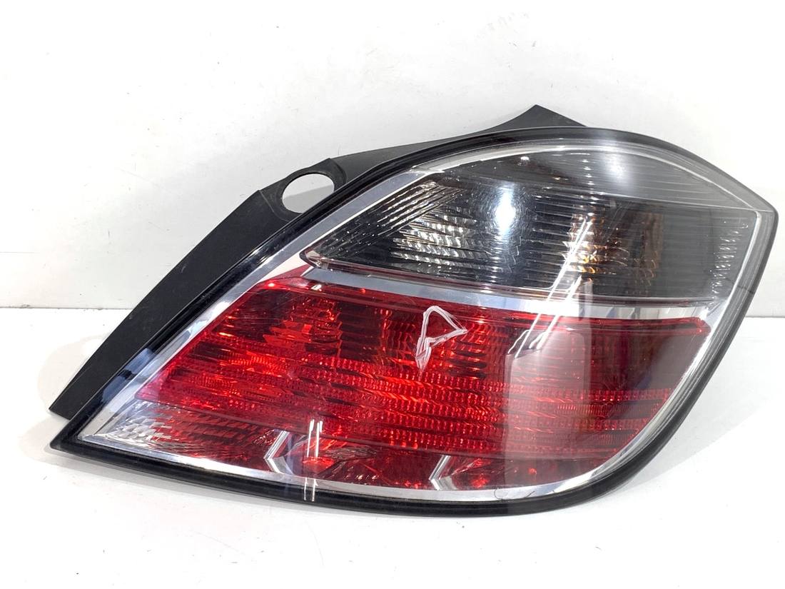 Ліхтар задній правий Opel Astra H 13222325