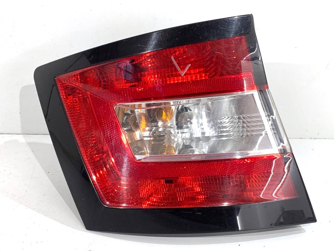Ліхтар задній правий Skoda Fabia 3 6V9945095
