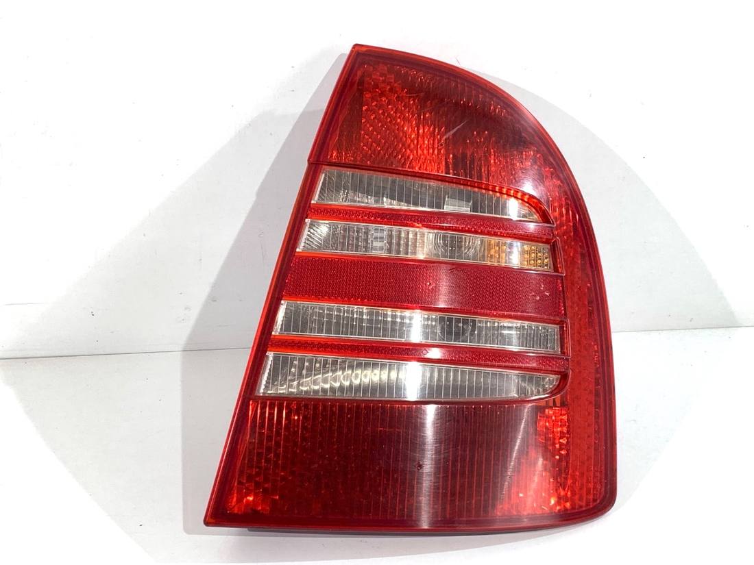 Ліхтар задній правий Skoda Superb 1 3U5945096