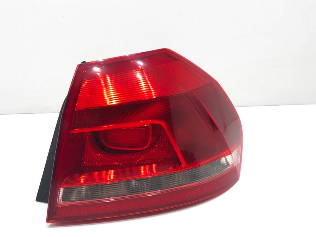 Ліхтар задній правий Volkswagen Passat B7 561945096H