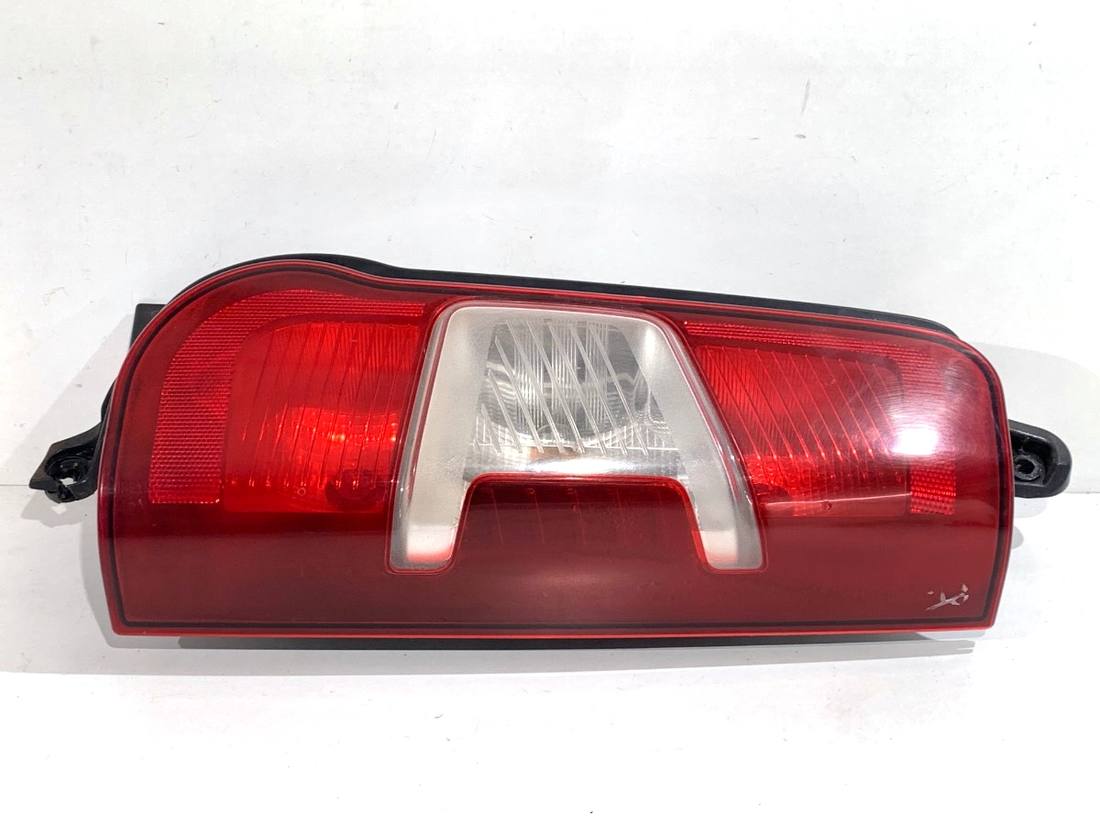 Ліхтар задній правий Toyota Proace City 9820554880