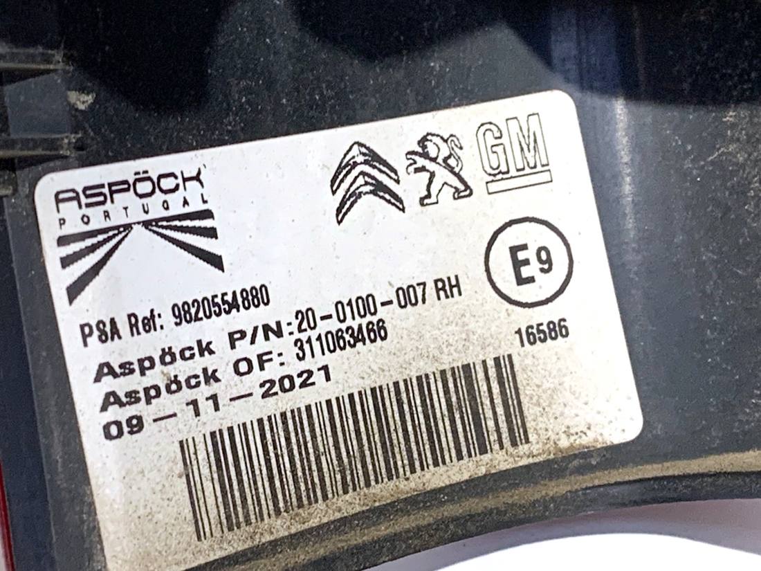 Ліхтар задній правий Toyota Proace City 9820554880 — фото деталі 5