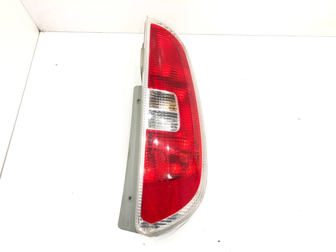 Фонарь задний правый Skoda Roomster 5J7945096