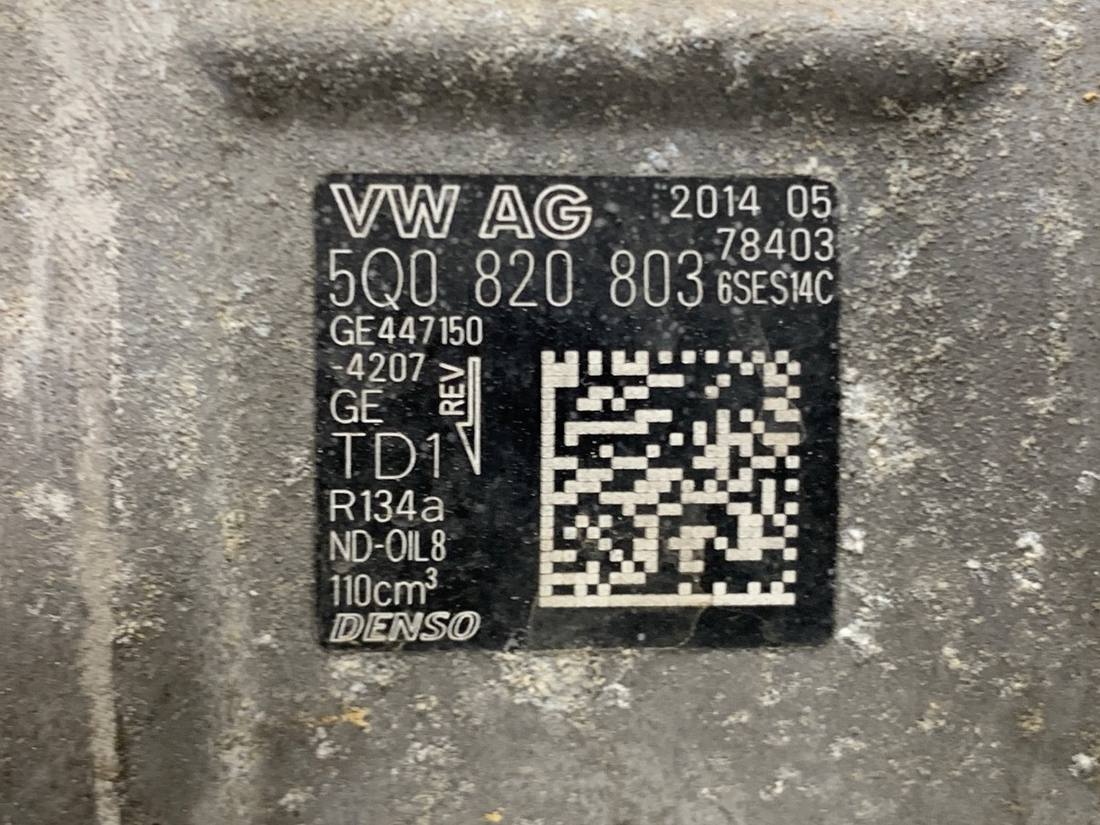 Компресор кондиціонера Volkswagen Golf 7 5Q0820803 — фото деталі 4