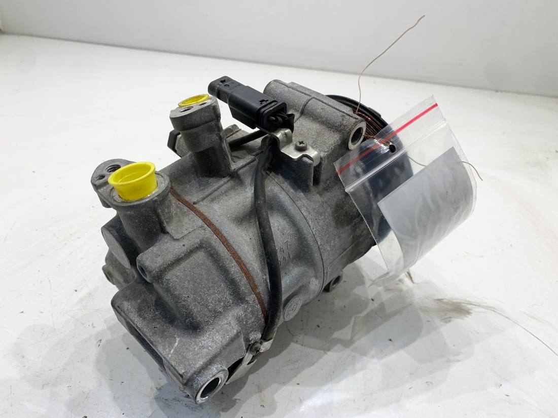 Компресор кондиціонера Mercedes C W205 A0008304500 — фото деталі 2