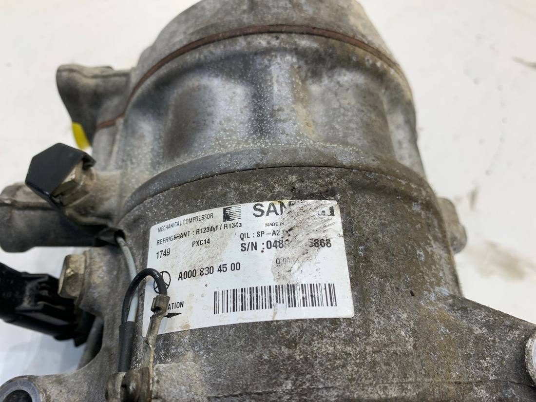 Компресор кондиціонера Mercedes C W205 A0008304500 — фото деталі 4