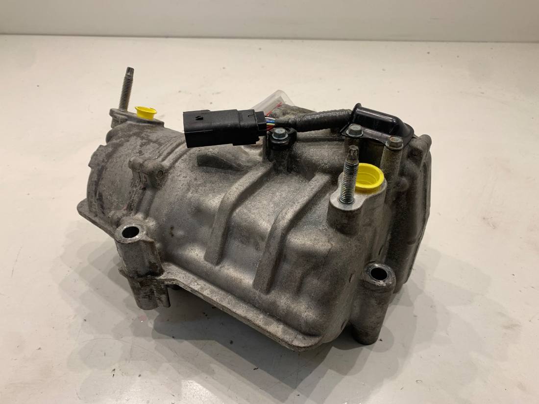 Компрессор кондиционера Chrysler Pacifica 68237995AE — фото детали 3