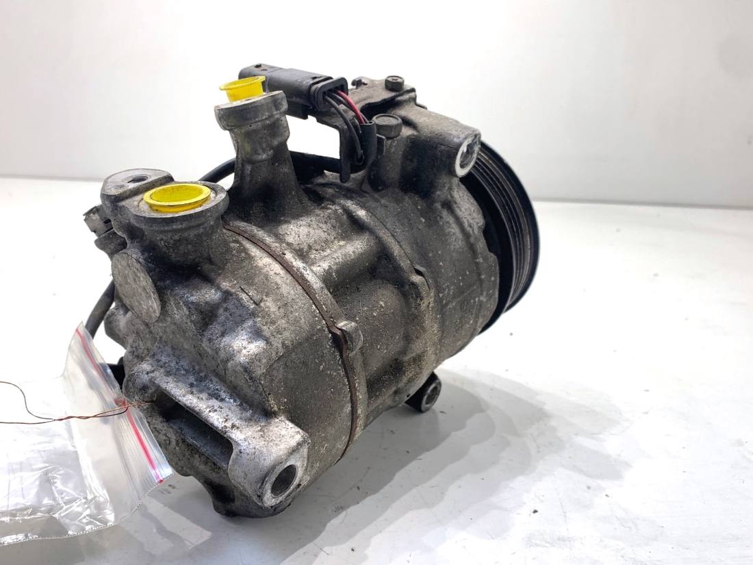 Компресор кондиціонера Mercedes C W205 A0008303002 — фото деталі 2