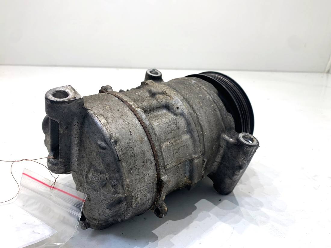 Компресор кондиціонера Mercedes C W205 A0008303002 — фото деталі 3