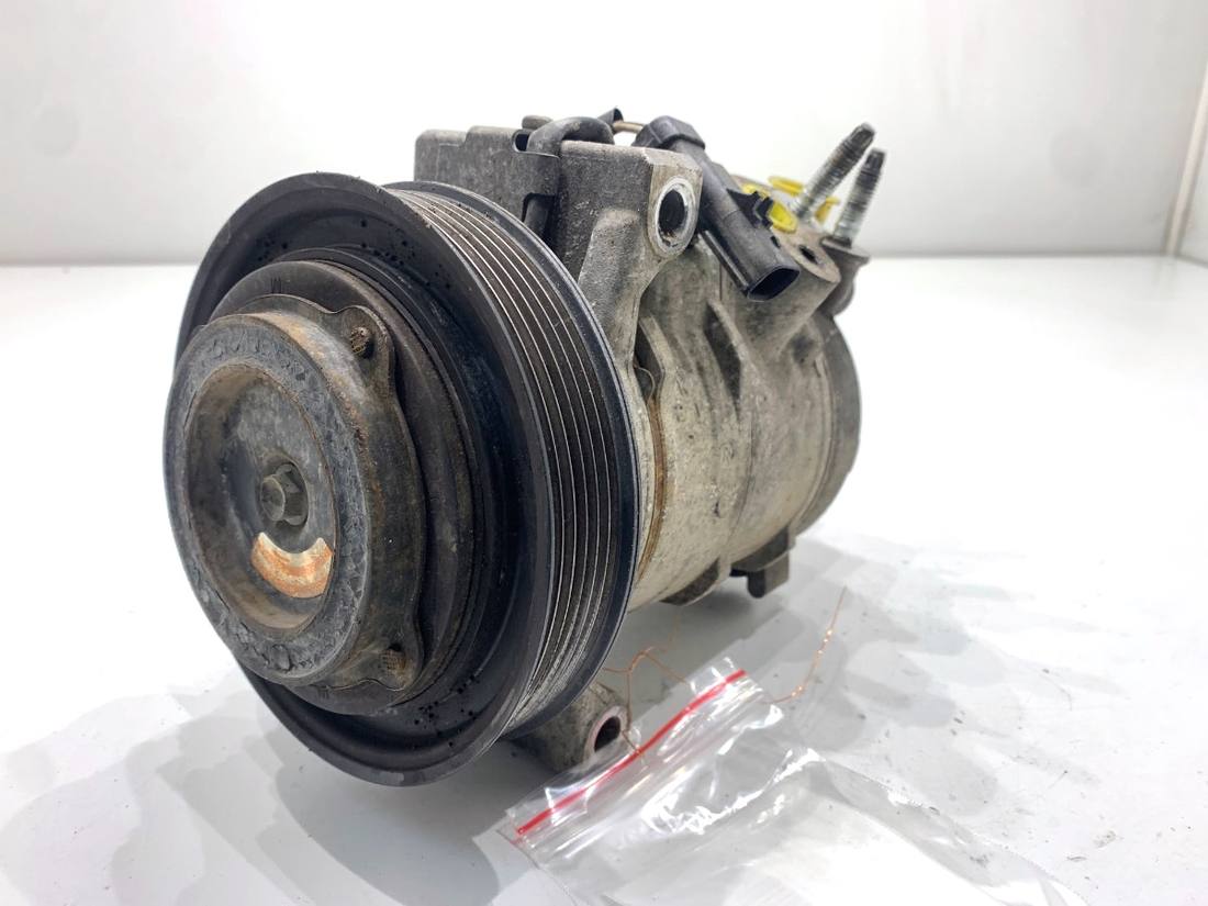 Компресор кондиціонера Jeep Grand Cherokee 68021835AE