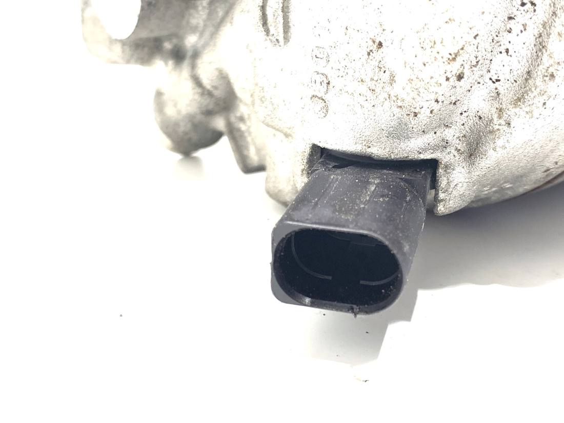 Компресор кондиціонера Audi A4 B9 4M0816803 — фото деталі 4