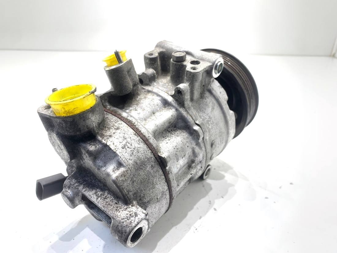 Компрессор кондиционера Volkswagen Golf 7 5Q0820803F — фото детали 2