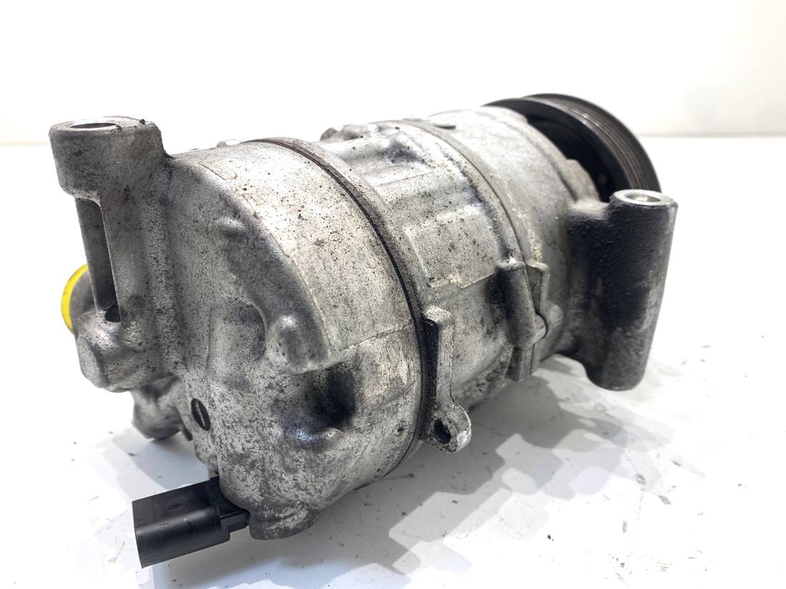 Компрессор кондиционера Volkswagen Golf 7 5Q0820803F — фото детали 3