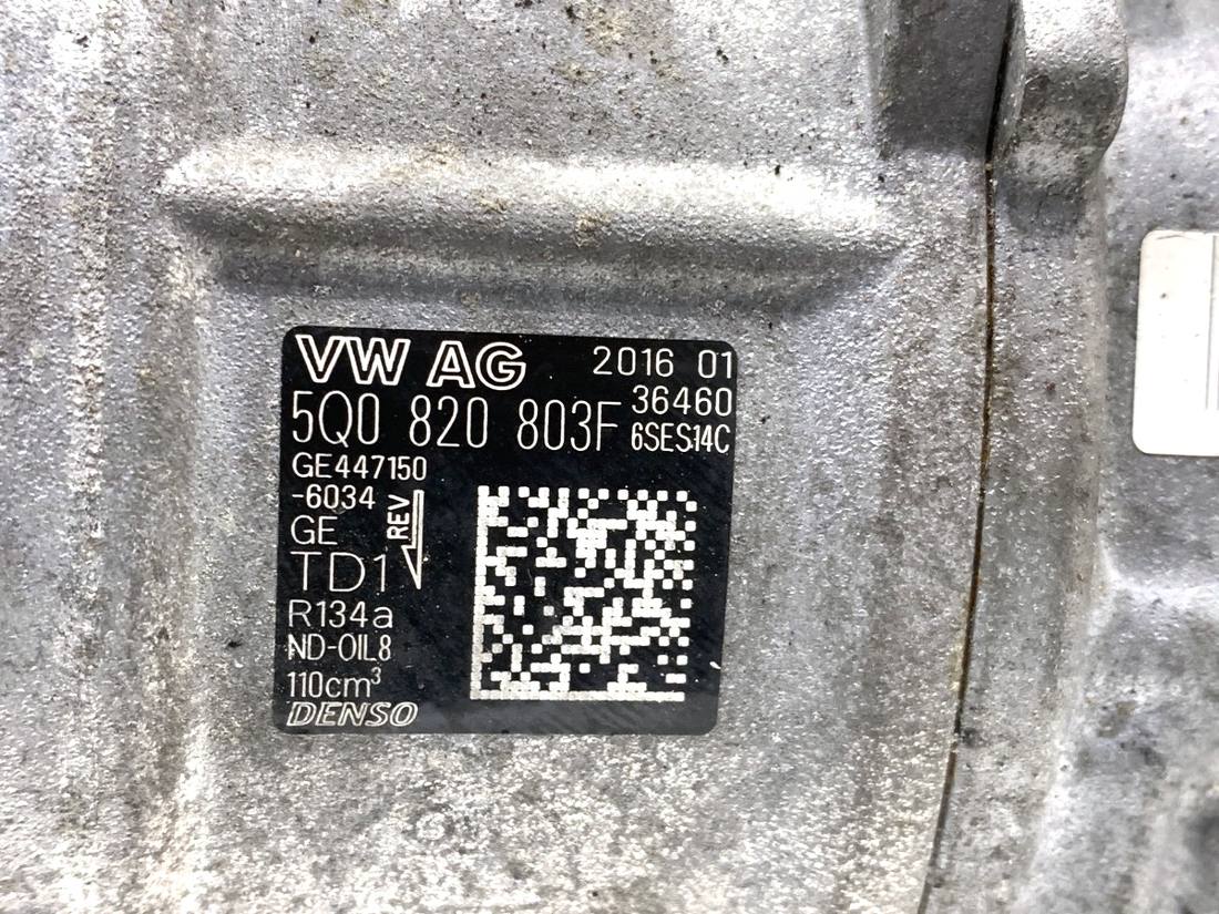 Компрессор кондиционера Volkswagen Golf 7 5Q0820803F — фото детали 5