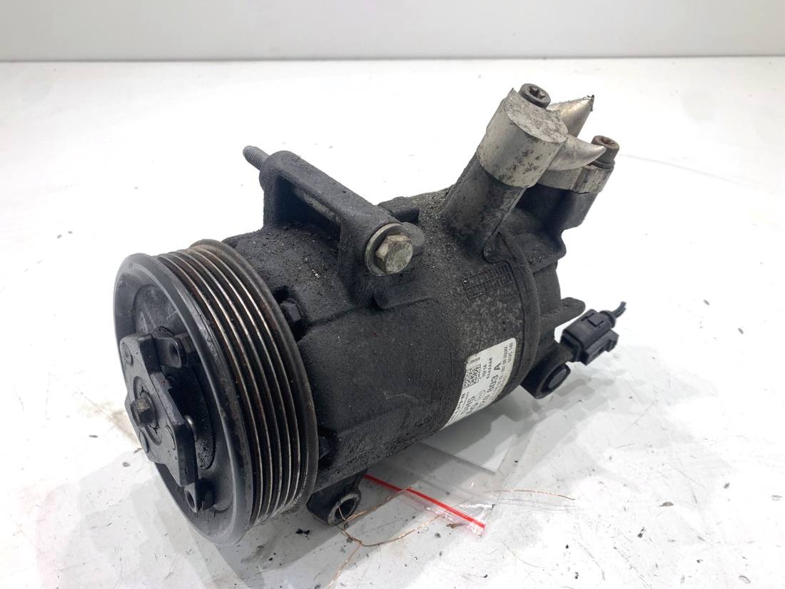 Компрессор кондиционера Volkswagen Passat B7 5K0820803A