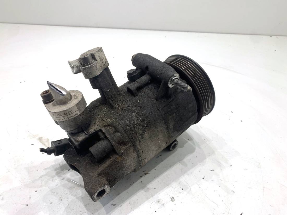 Компрессор кондиционера Volkswagen Passat B7 5K0820803A — фото детали 2